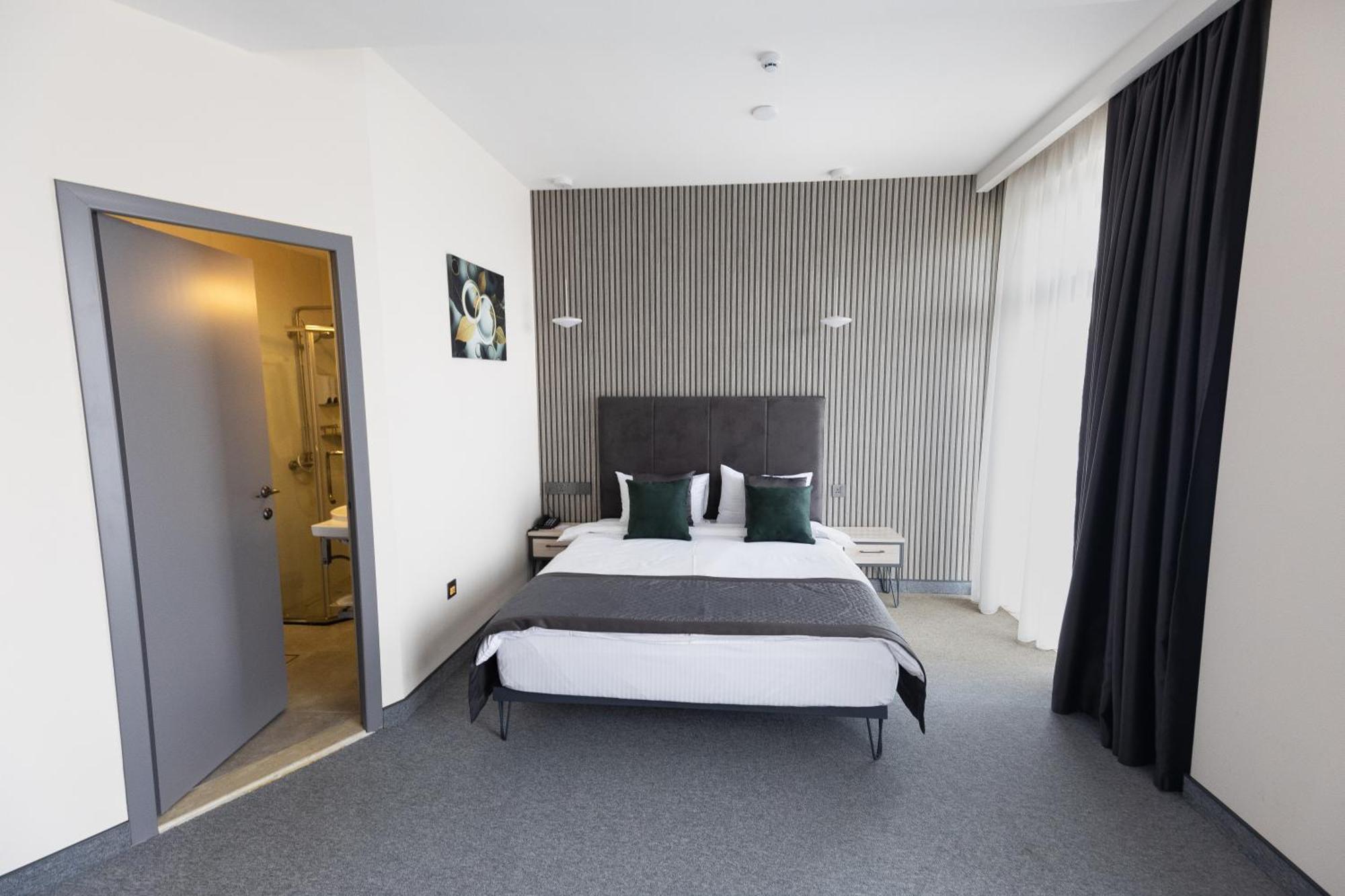 Dynasty Hotel & Spa Erevan Esterno foto